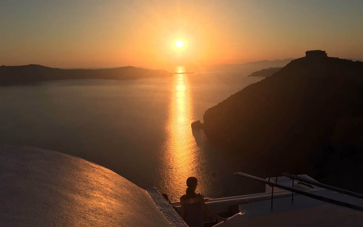 Traveling single and looking to mingle.